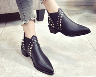 Botas de tornozelo punk com rebites e bico fino. Calçado feminino estiloso e moderno para looks ousados e cheios de atitude. — foto 5