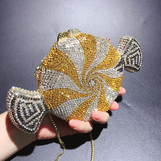 Title 3, Bolso de mano de diamantes de cristal con forma...
