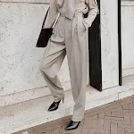 Ženske pantalone od odela, ravne, visokog struka, ležerne. Elegantne i udobne pantalone sa padajućim krojem za svakodnevno nošenje. — foto 1