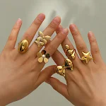 Anel de laço de flor de cinco pétalas em aço inoxidável banhado a ouro 18K, um toque delicado e elegante para seu visual. — foto 11