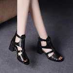 Dames sandalen met peep toe, uitgesneden design en sleehak. Zomerse schoenen met één bandje voor comfort en een trendy look. — foto 6