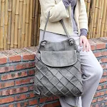 Bolsa de ombro feminina simples e de cor sólida. Leve praticidade para seu dia a dia. Um acessório elegante e funcional, ideal para diversas ocasiões. — foto 8