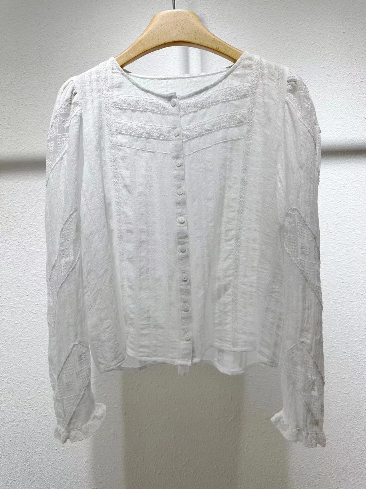 Camisa retro francesa de algodón fino y hueco, súper cómoda y bonita. Disfruta de la elegancia y frescura con este diseño único y favorecedor. — foto 3