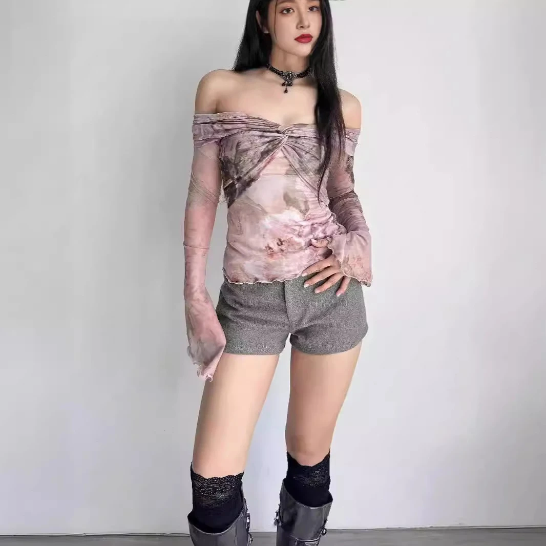 Blusa de verão com estampa floral em mesh, manga longa e design torcido, para um visual moderno e com personalidade única. — foto 2