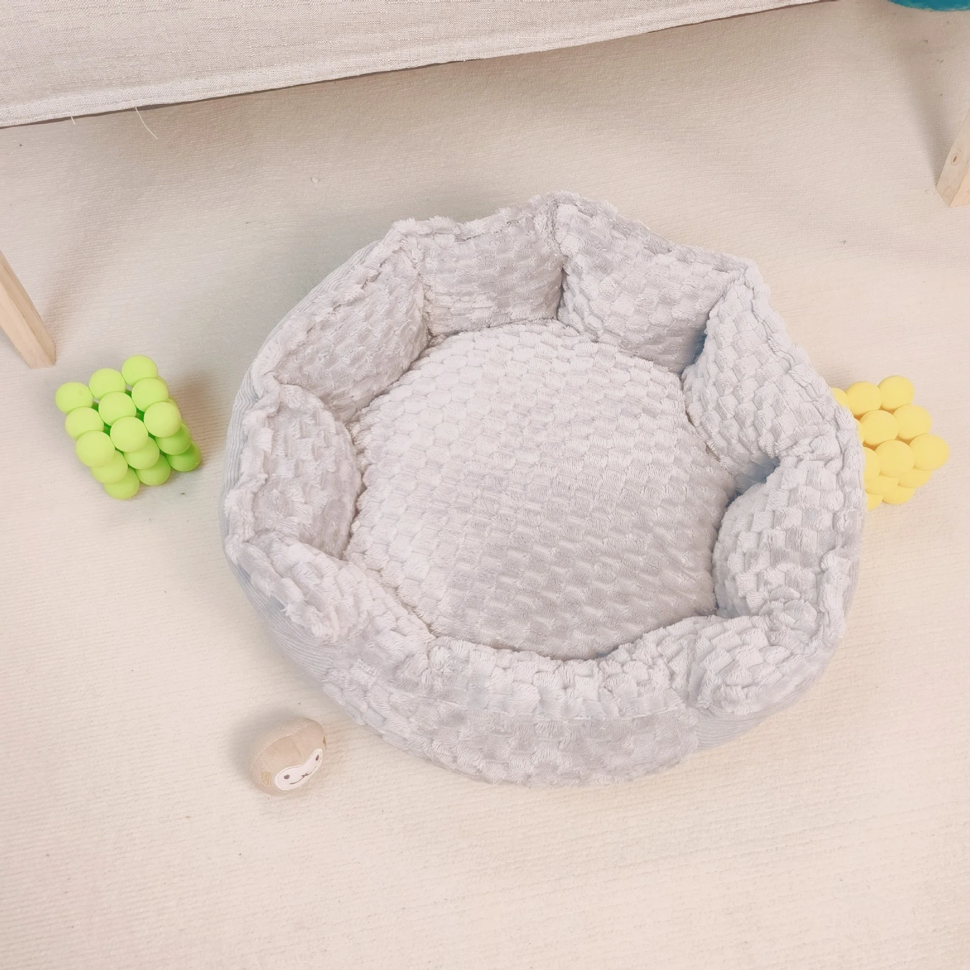 Title 4, Multi-Color Pet Bed Thermal Universal. Provides...