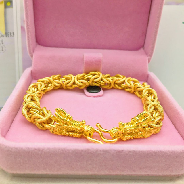 Pulseira dourada masculina banhada a ouro 24K, joia de simulação. Adicione elegância ao seu visual com esta pulseira resistente e charmosa. — foto 4