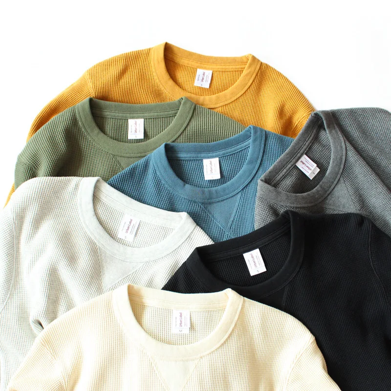 Vintage kaki wafelkatoenen T-shirt met gewatteerde halslijn, lange mouwen. Comfort en stijl voor elke dag. — foto 13