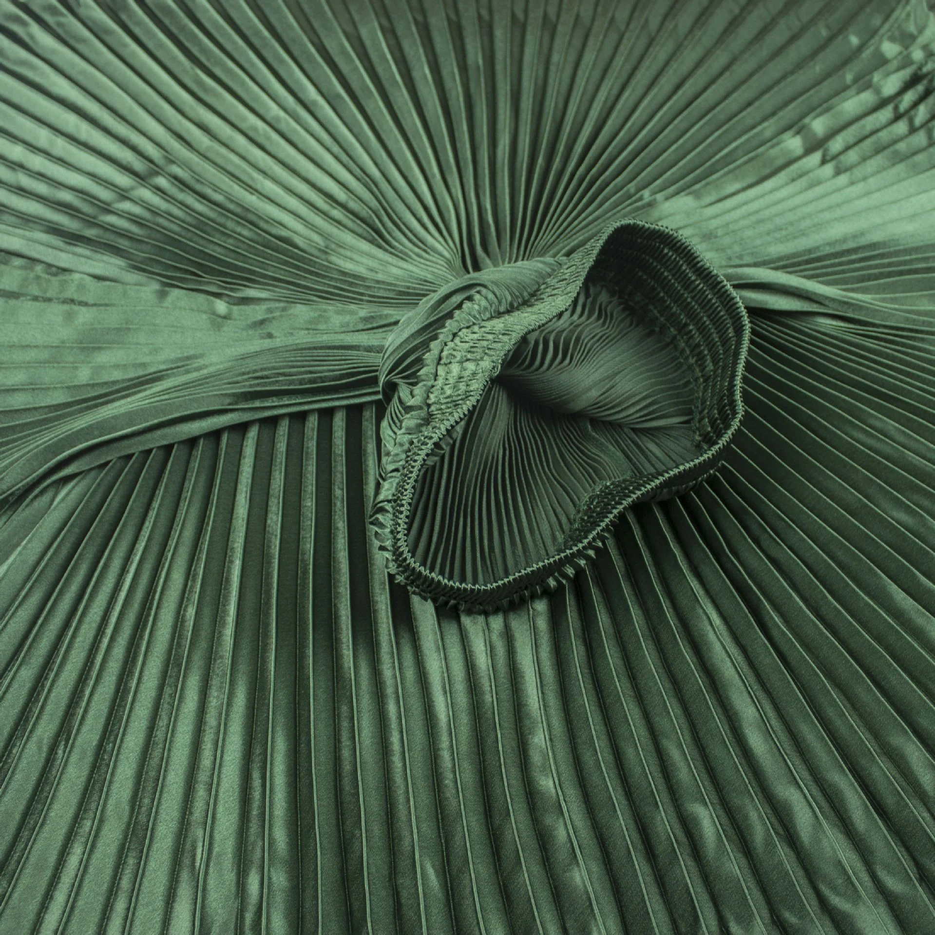 Title 30, Saia plissada de organza metálica acetinada. Id...
