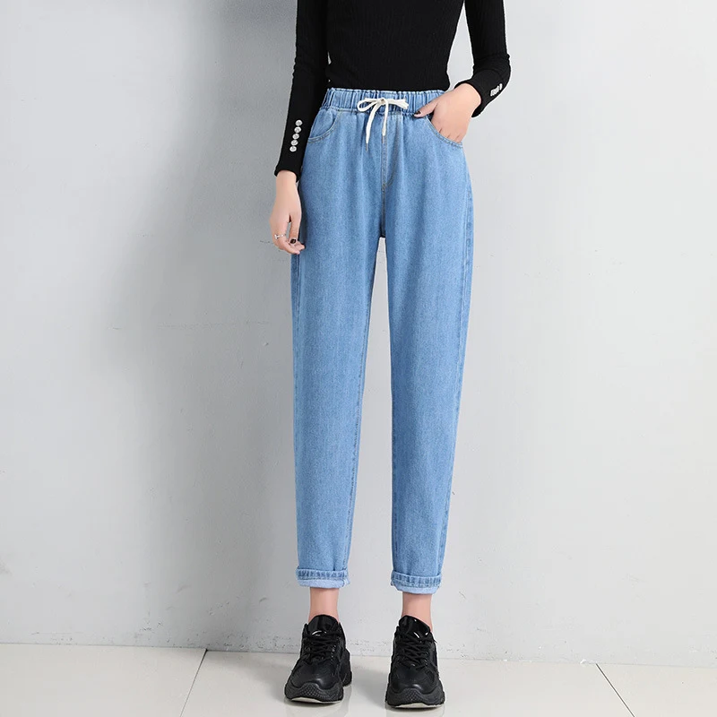 Calça jeans feminina solta, cintura alta com cadarço e cós elástico, casual e confortável, ideal para looks despojados. — foto 1