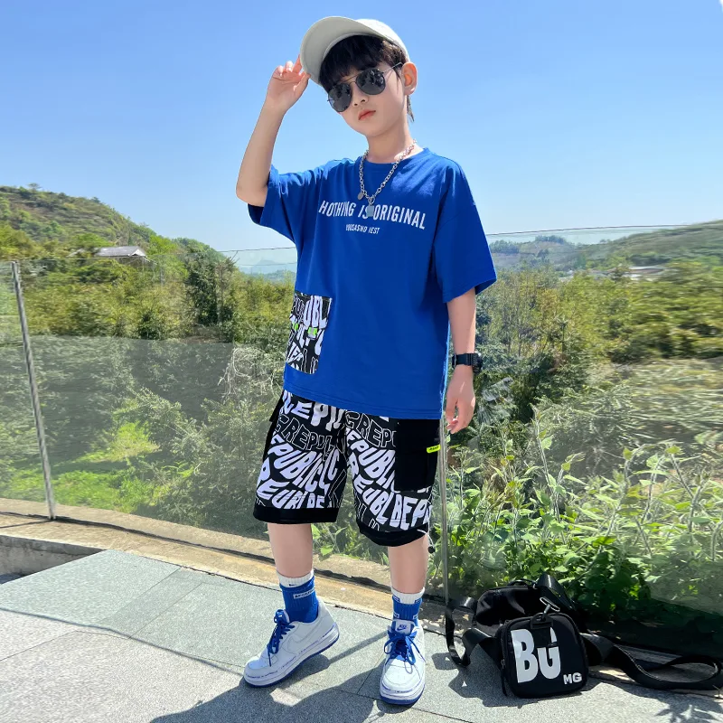 Coole en knappe zomerpak voor jongens Korte mouwen Mode voor warme dagen Comfortabele en stijlvolle zomerlook Perfect voor actieve kinderen — foto 1
