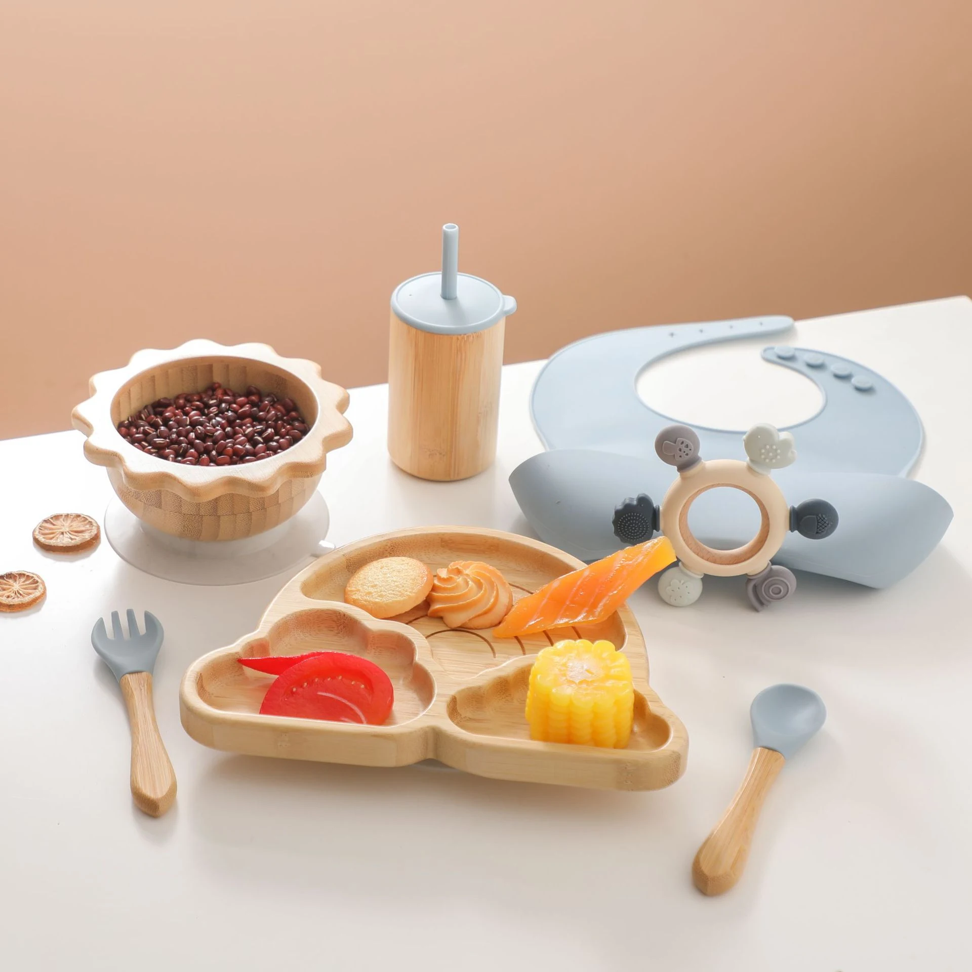 Conjunto de utensílios de mesa de bambu para bebê estilo nórdico com colher e garfo. Alimentação segura, natural e sustentável para seu bebê. — foto 12
