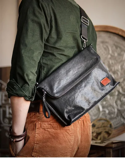 Title 11, Bolsa masculina de couro, transversal em um omb...