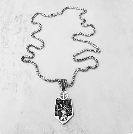 Colar com pingente cruz escudo de aço titânio retrô, estilo religioso, durabilidade e proteção, perfeito para homens, design único. — foto 4