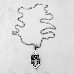 Colar com pingente cruz escudo de aço titânio retrô, estilo religioso, durabilidade e proteção, perfeito para homens, design único. — foto 4