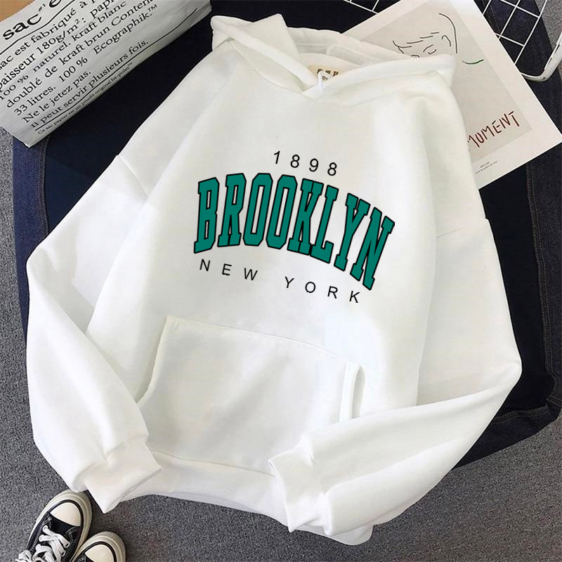 Moletom feminino com estampa 1898 Brooklyn New York, confortável e estiloso. Perfeito para uso diário e casual. Design retrô e urbano. — foto 22