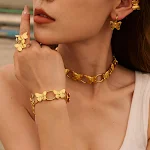 Colar de borboleta dourada para traje, adorno elegante para complementar seu look, ideal para adicionar um toque sofisticado ao seu visual. — foto 14