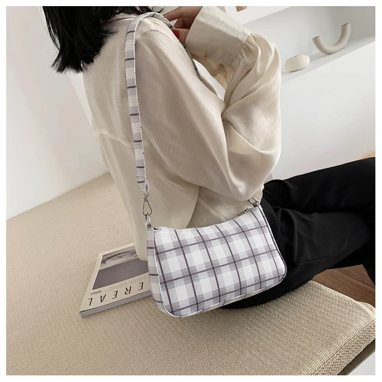 Bolsa transversal semicírculo de lona com padrão treliça diagonal para o peito, ideal para transportar seus itens essenciais com estilo e praticidade. — foto 1