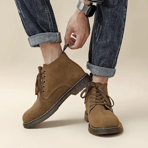 Title 3, Sapatos de trabalho ao ar livre no meio do topo