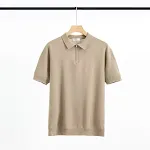 Camisa polo com zíper luxuosa e leve Manga curta com gola Design moderno e elegante Conforto e estilo para diversas ocasiões. Perfeita para o dia a dia. — foto 2