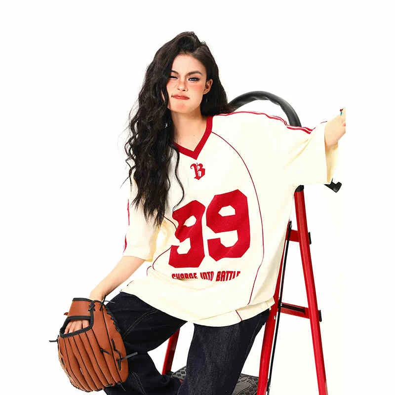 Camiseta retrô com decote em V estilo esportivo de manga curta — foto 2