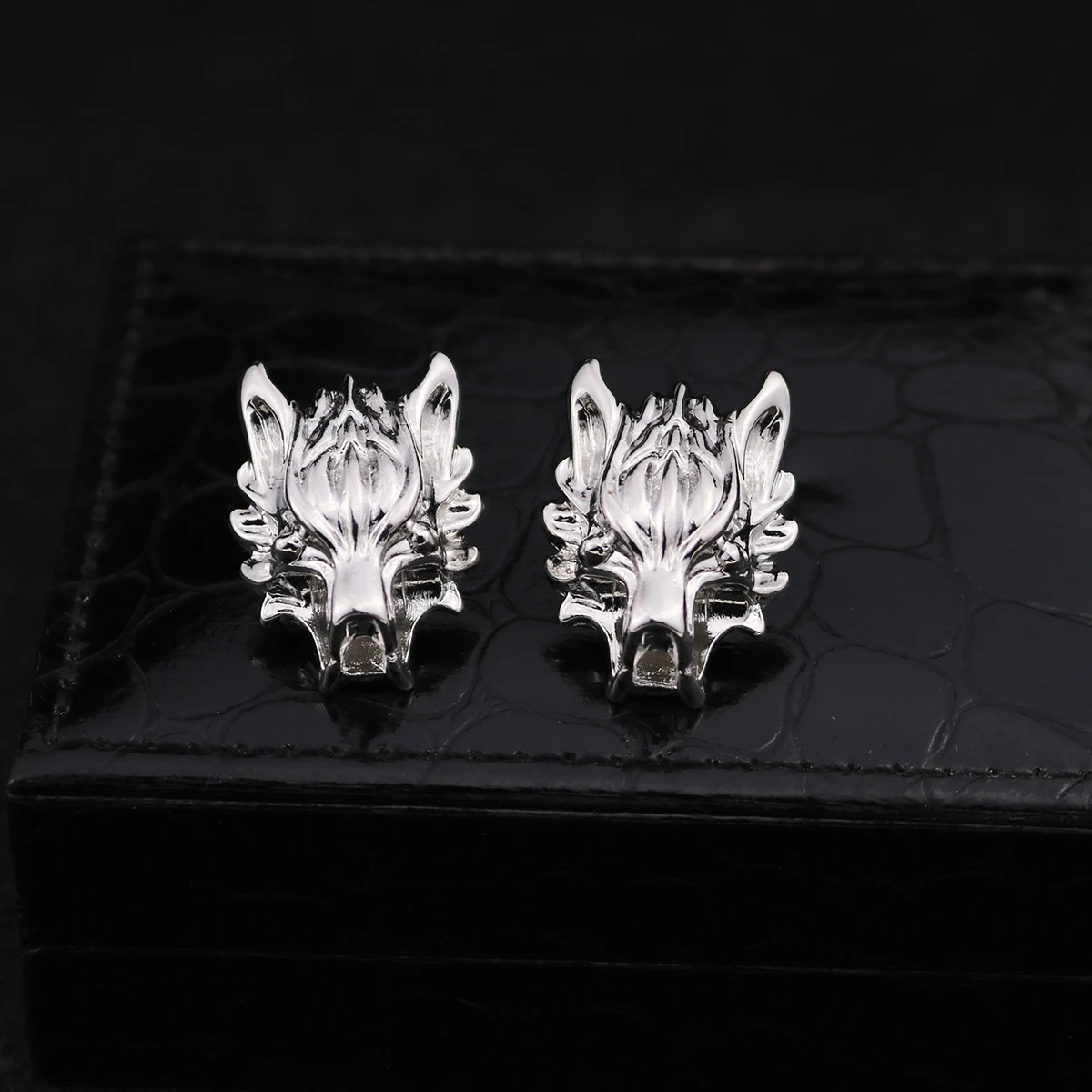 Broche de lapela personalizado com borla e corrente, moda em liga de cabeça de lobo, alfinete de roupa, acessório elegante. — foto 1