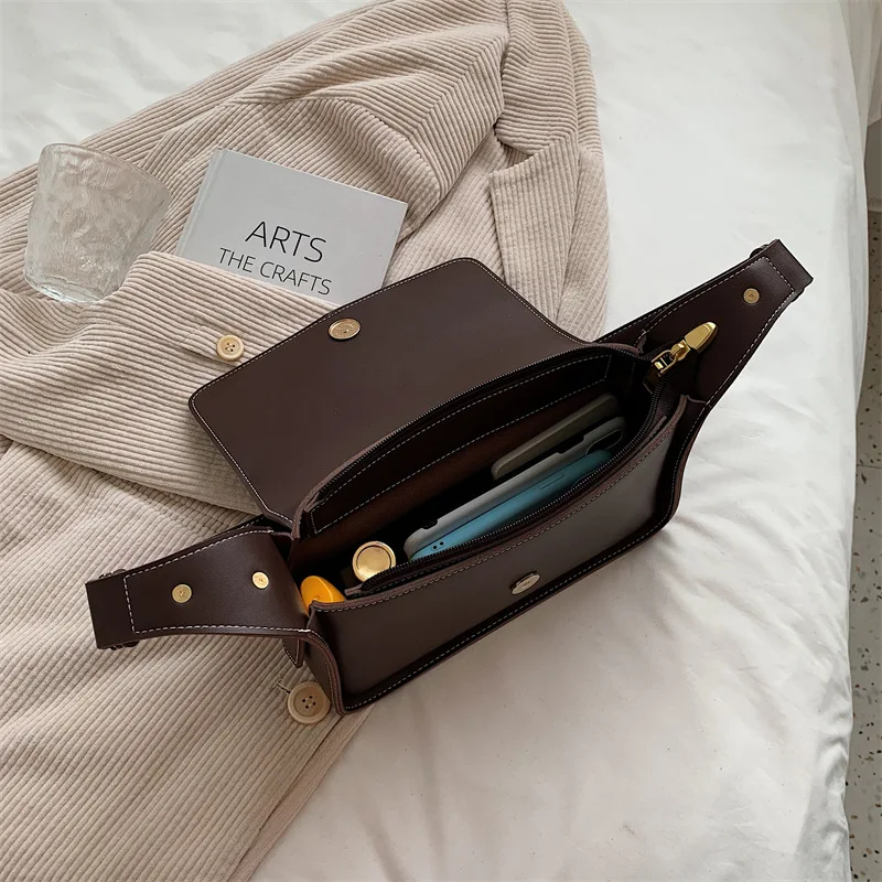 Bolsa de ombro retro texturizada feminina, sob o braço, design moderno e elegante, perfeita para diversas ocasiões, confortável e com amplo espaço. — foto 5