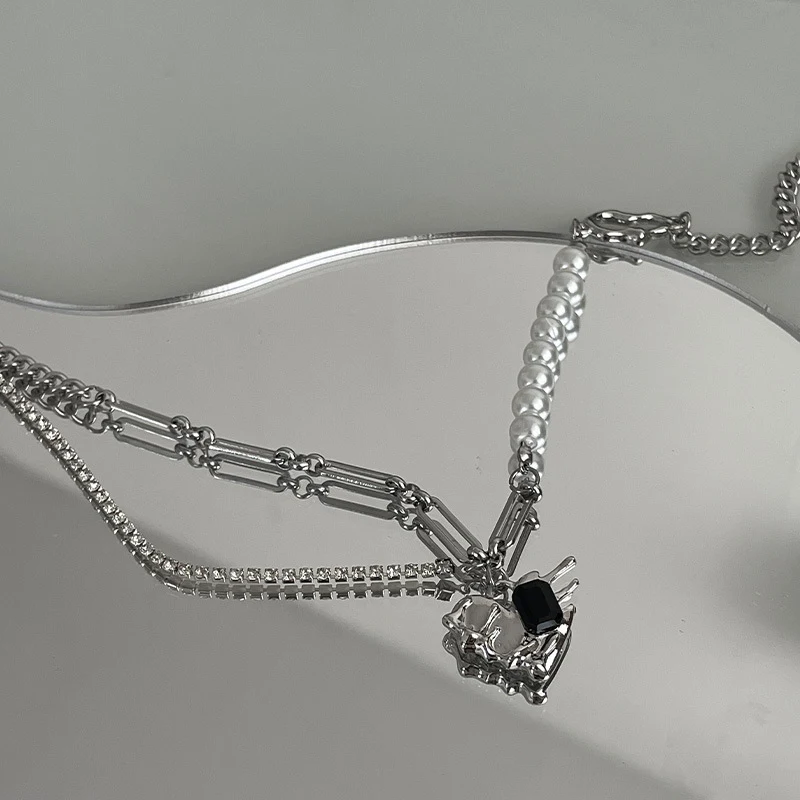 Colar com pingente de amor e costura de pérolas, design especial para presentear, expressando carinho e sofisticação. — foto 4