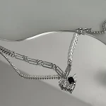 Colar com pingente de amor e costura de pérolas, design especial para presentear, expressando carinho e sofisticação. — foto 4