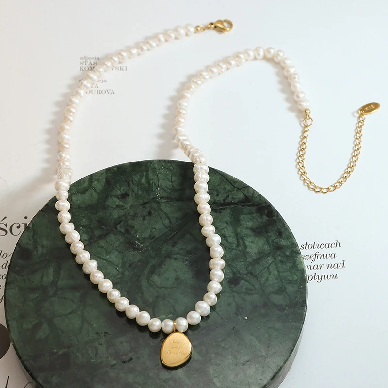 Colar com pingente oval escovado francês e placa quadrada com letras brilhantes. Joia personalizada, elegante e cheia de estilo. — foto 4