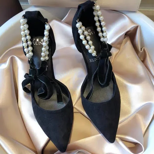 Title 3, Elegante schwarze Sandalen mit Perlen, Fesselri...