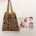 Bolsa de compras de tricô com estampa de leopardo, resistente e espaçosa, ideal para compras com estilo e praticidade. — foto 4