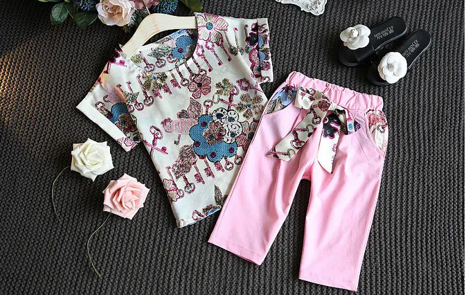 Conjunto casual de duas peças para meninas, blusa estampada de manga curta e calças cropped. Perfeito para um visual moderno e confortável. — foto 3