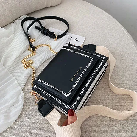 Bolsa crossbody com corrente e estilo western texturizado. Leve seus pertences com elegância e praticidade, perfeita para diversas ocasiões. — foto 3