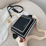 Bolsa crossbody com corrente e estilo western texturizado. Leve seus pertences com elegância e praticidade, perfeita para diversas ocasiões. — foto 3