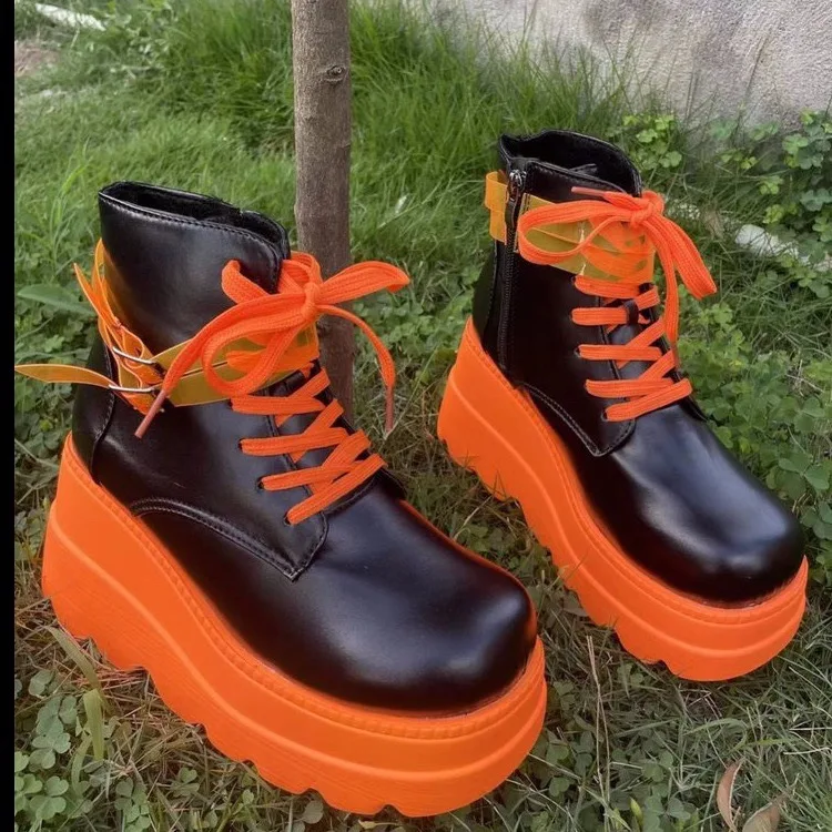 Botas Martin de salto inclinado e sola grossa para outono e inverno, estilo Europa e EUA, conforto e elegância para seus pés. — foto 5