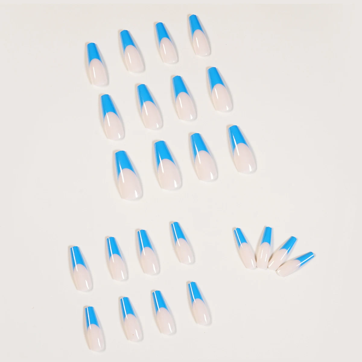 Manicure Francesa Azul Ballet Longa Unhas elegantes e duradouras com acabamento impecável. Perfeita para qualquer ocasião e estilo, realçando sua beleza. — foto 5