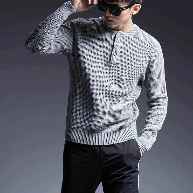 Suéter masculino liso com botões, essencial para um visual elegante e confortável. Perfeito para diversas ocasiões, fácil de combinar e ideal para o dia a dia. — foto 1