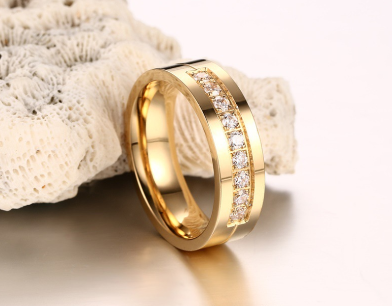 Anel de casal de aço titânio com banho de ouro e diamantes. Joia sofisticada para casais. Resistente, elegante e com brilho. — foto 6