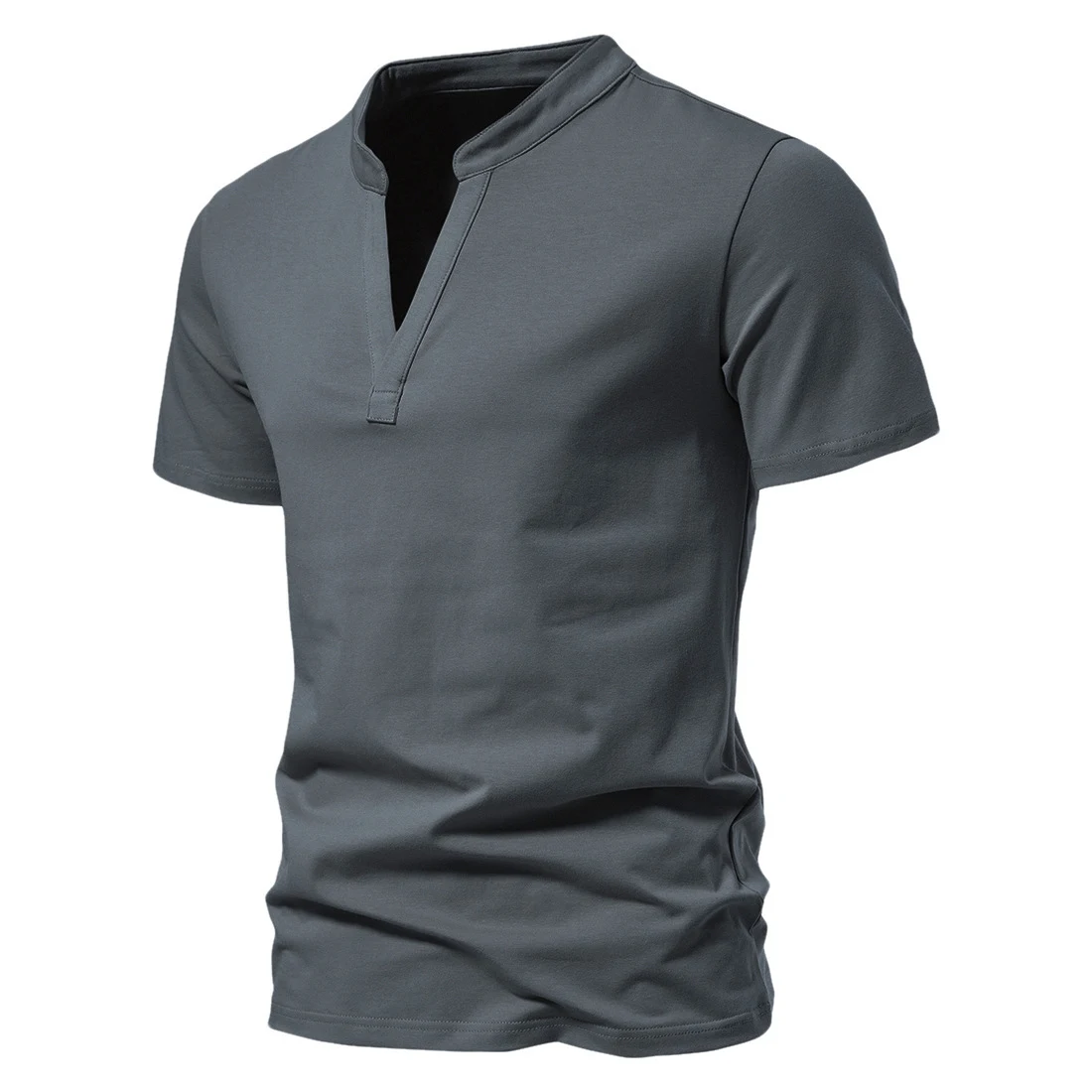 Camiseta masculina com decote em V profundo, manga curta e tecido elástico. Camisa de baixo para usar por baixo de outras roupas, confortável e moderna. — foto 2