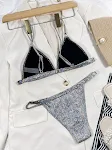 Siyah düz renk bölünmüş bikini mayo, plajda veya havuzda şık görünüm için ideal, rahat ve trend, yaz için mükemmel. — Fotoğraf 4