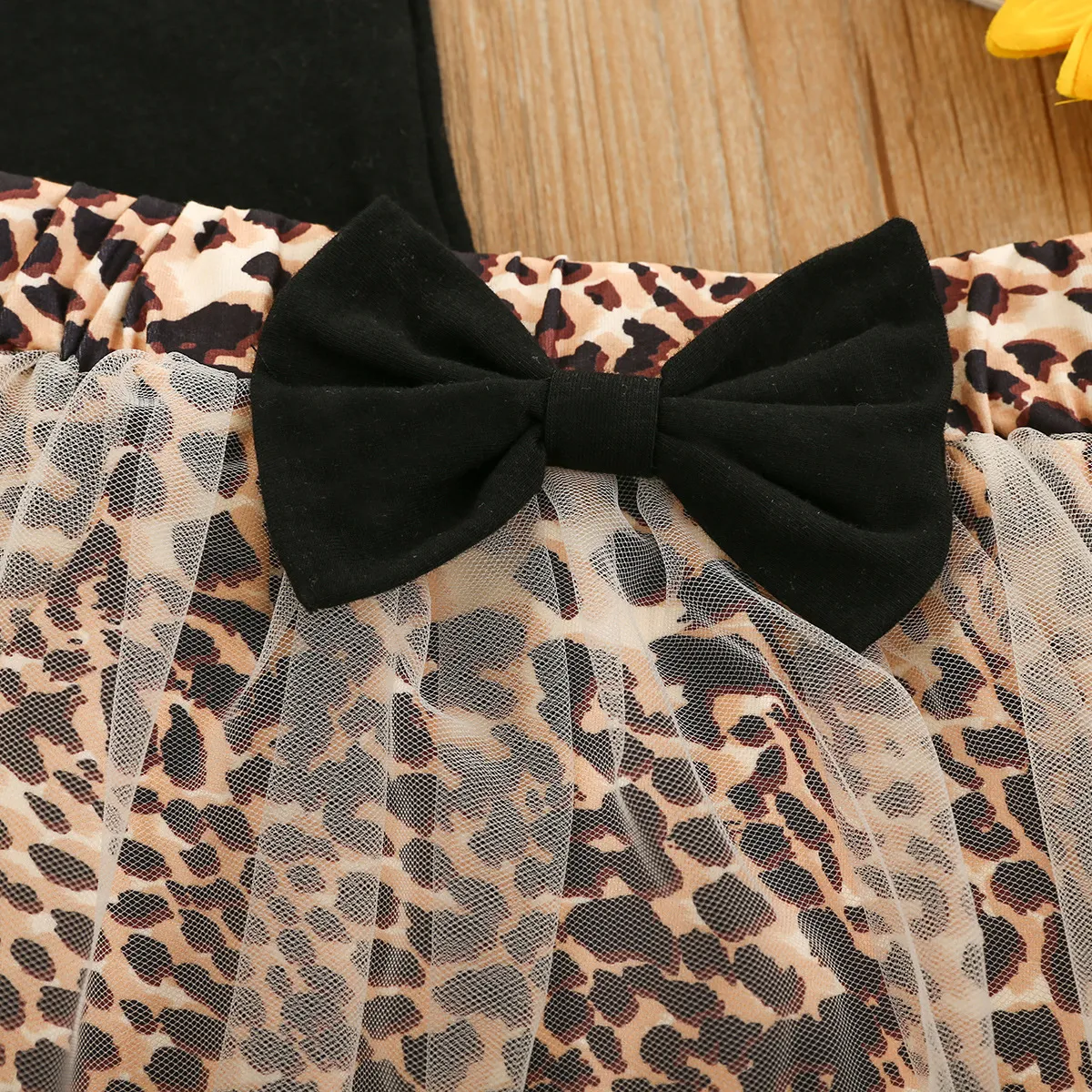 Top sem mangas com estampa de leopardo e saia de tela, um conjunto estiloso para um look marcante e moderno, perfeito para diversas ocasiões. — foto 9