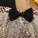 Top sem mangas com estampa de leopardo e saia de tela, um conjunto estiloso para um look marcante e moderno, perfeito para diversas ocasiões. — foto 9