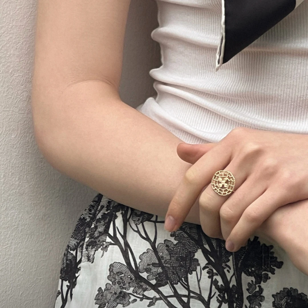 Novo Anel de Luz Feminino Vintage Simples Luxo Ilumine sua beleza com este anel de luz vintage. Fotos e vídeos com qualidade profissional e estilo. — foto 5