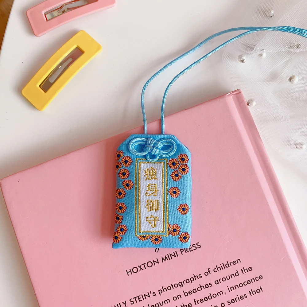 Mishou Pingente Personalizado para Estudantes com Bolsa e Oracao para Celular, um amuleto único e especial para você! — foto 11