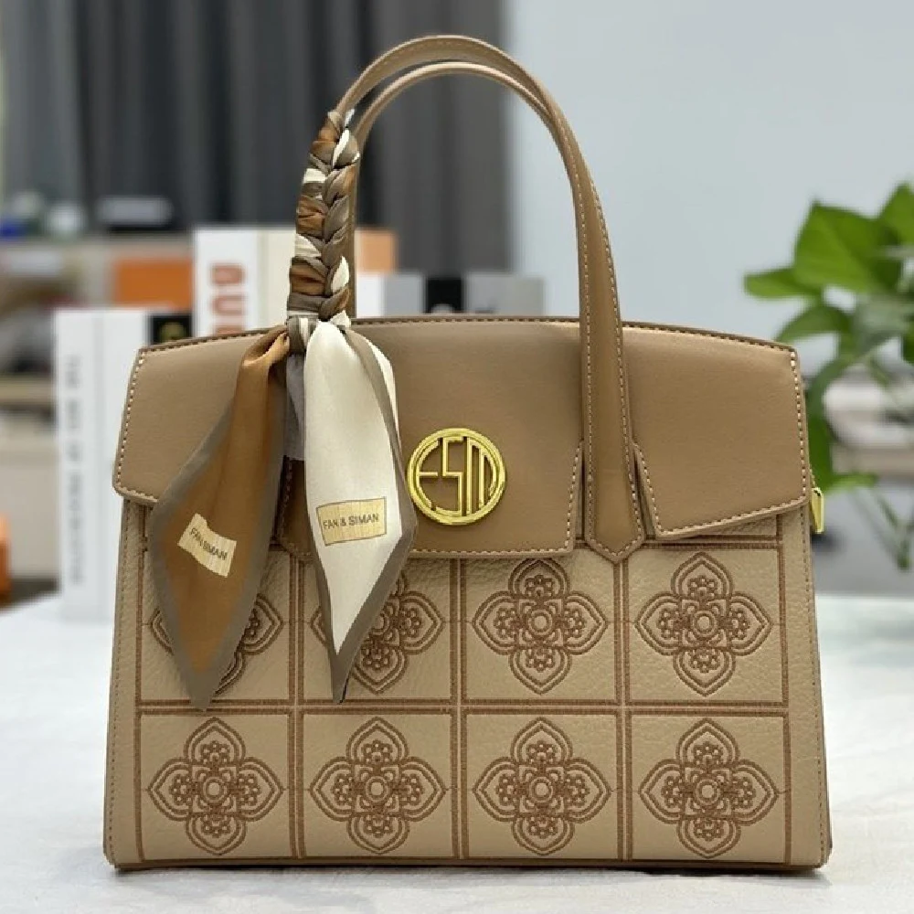 Lenço de seda bordado e nova bolsa transversal feminina – elegância e praticidade. Leve seus pertences com estilo e conforto. — foto 10