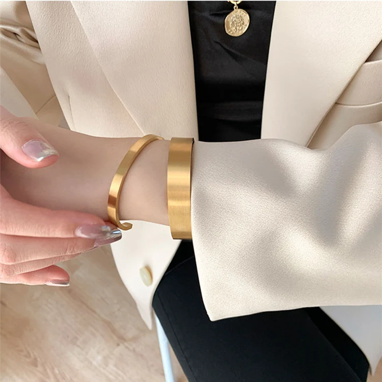 Brede, geborsteld titanium stalen 18K armband. Luxe en duurzaamheid, waterbestendig en een modern design voor elke gelegenheid. — foto 4