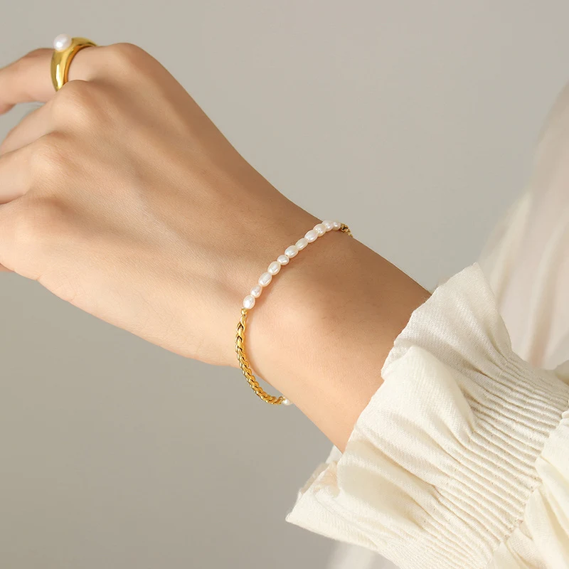 Pulseira de aço titânio com fivela OT, pérola de água doce, design fashion especial para uso diário e deslocamento urbano — foto 6