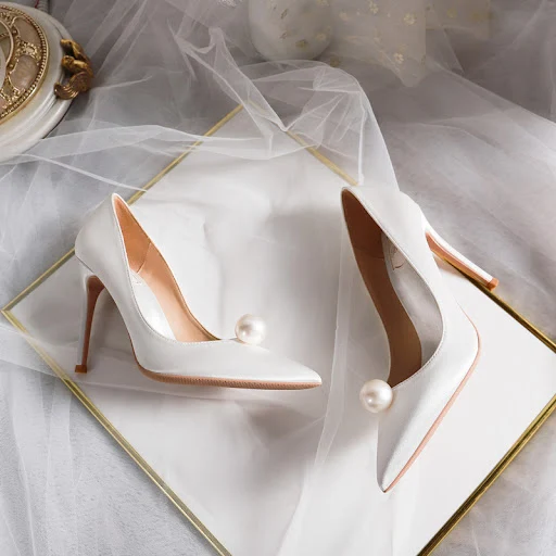 Title 4, Vestido de novia estilo hada con tacones de agu...