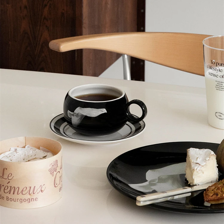 Elegante juego de taza y platillo de cerámica para café de mujer, diseño creativo, perfecto para disfrutar de un café con estilo y sofisticación. — foto 6