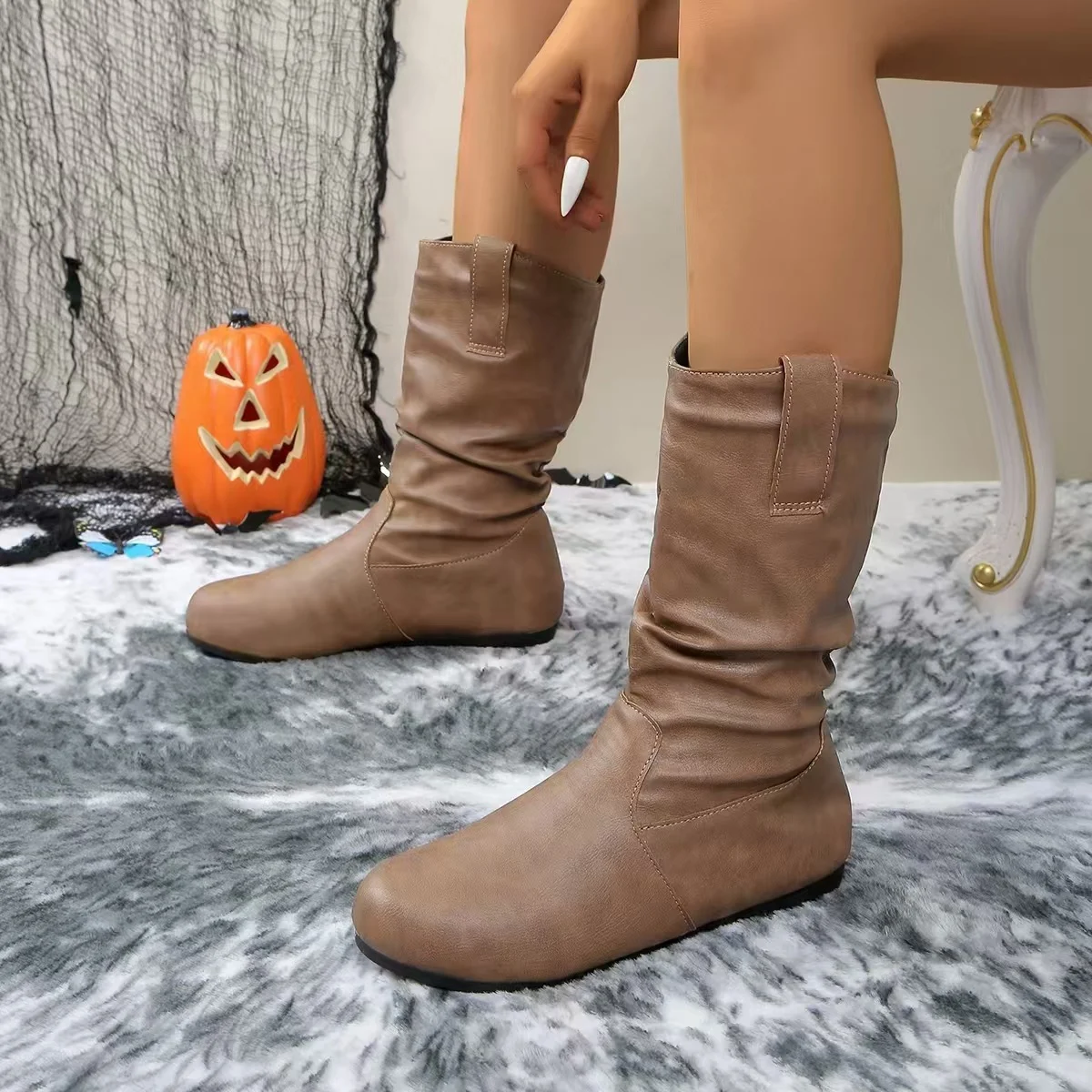 Botas médias redondas com costura e sola plana, tamanho grande. Conforto e estilo para seus pés, perfeitas para uso diário. — foto 6
